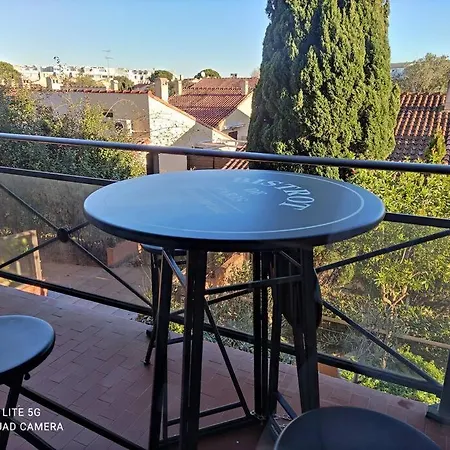 Résidence: Piscine Et Lits Superposés *